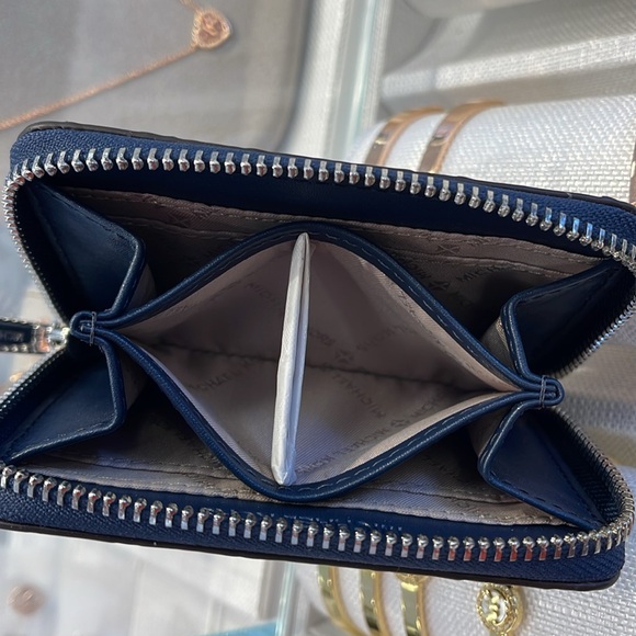 Michael Kors Women Medium Zip Around Card Case Coin Pouch Wallet Navy
NWT - Picture 6 of 16